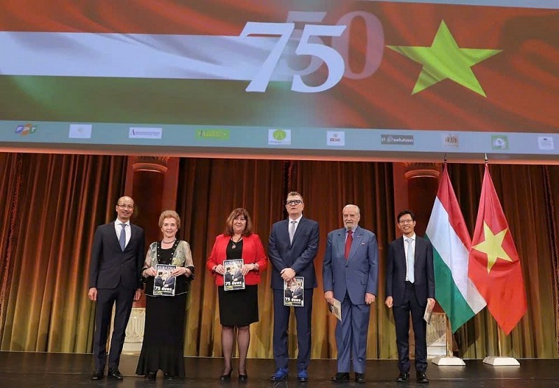 Thắm tình hữu nghị tại Lễ kỷ niệm 75 năm quan hệ Việt Nam - Hungary