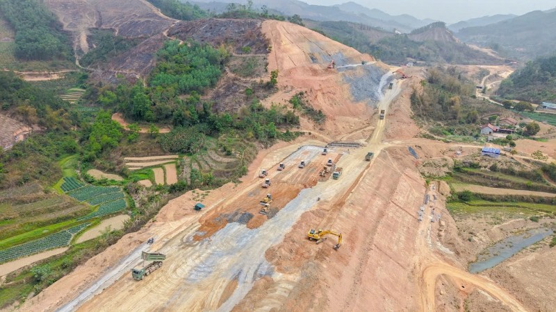 Công trường không nghỉ Lễ và những bữa cơm ăn vội trên cao tốc Bắc-Nam