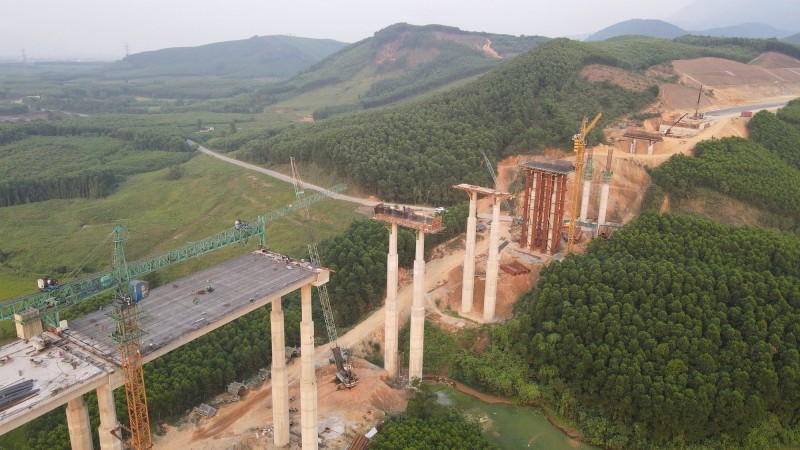 Công trường không nghỉ Lễ và những bữa cơm ăn vội trên cao tốc Bắc-Nam