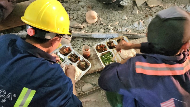 Công trường không nghỉ Lễ và những bữa cơm ăn vội trên cao tốc Bắc-Nam