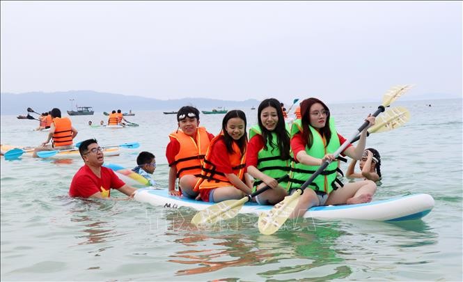 Du lịch biển đảo là loại hình hấp dẫn đối với du khách khi đến Quảng Ninh. Ảnh: Văn Đức/TTXVN