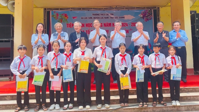 JVPF trao học bổng, tặng quà tại Bắc Giang
