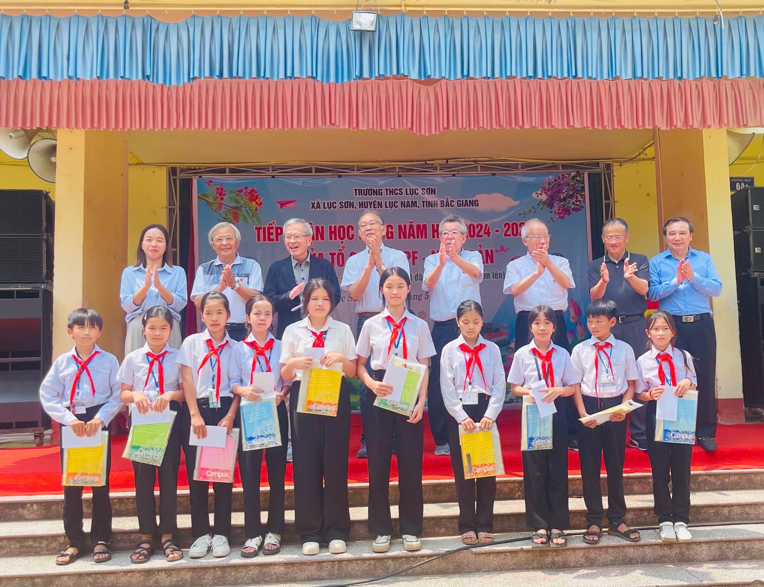 Các thành viên trọng Đoàn JVPF trao học bổng cho học sinh dân tộc thiểu số Trường Trung học cơ sở Lục Sơn.