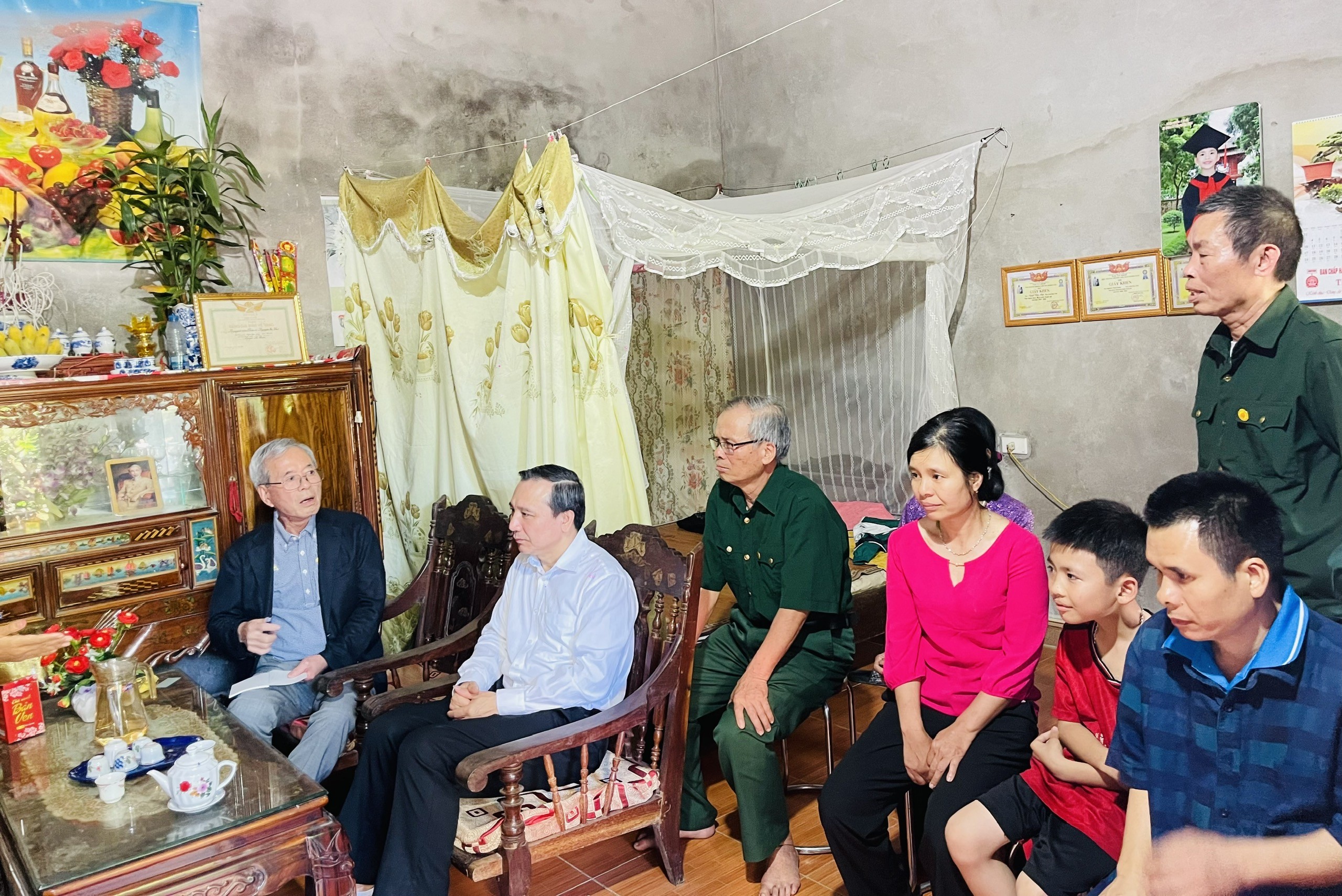 Ông Kawajl Takashi (đầu tiên từ trái sang) cùng Đoàn thăm, tặng quà gia đình Ông Nguyễn Văn Thuận, sinh năm 1949, thôn Tân Tiến, xã Hương Gián, thành phố Bắc Giang.