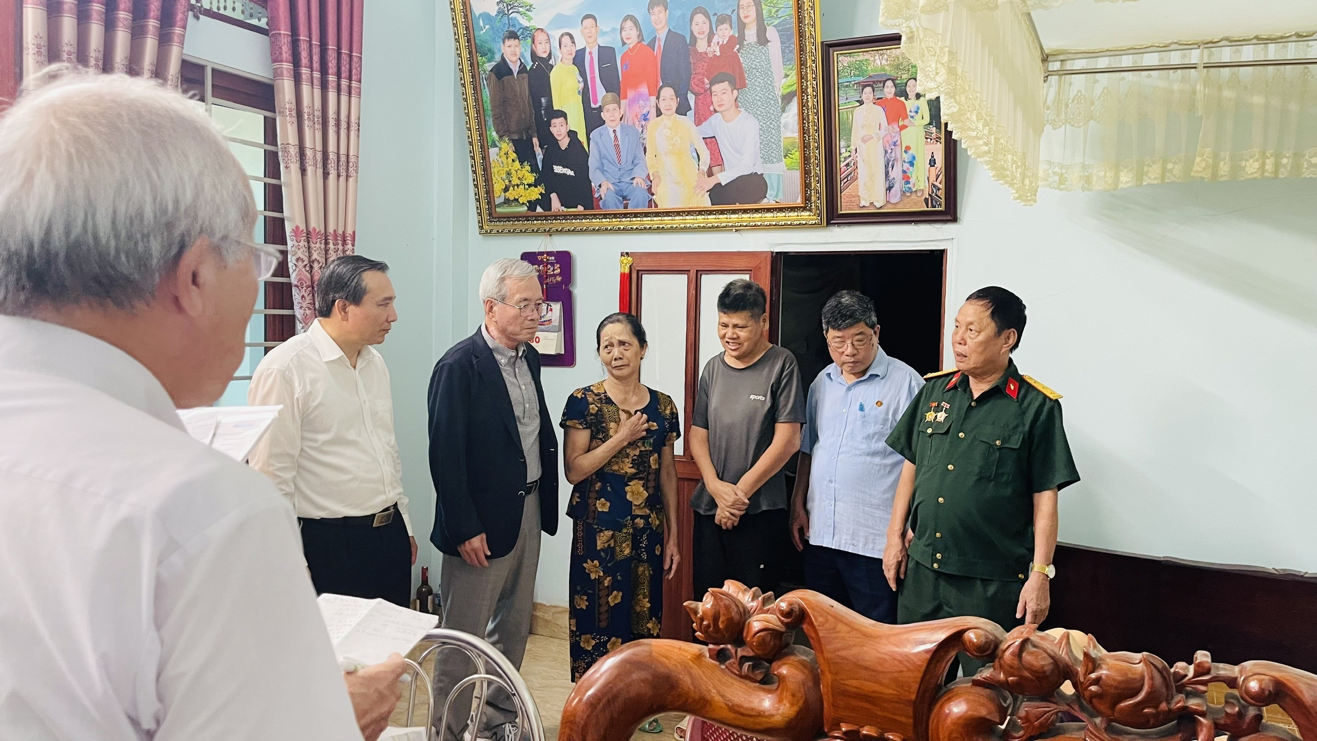 Đoàn thăm, tặng quà gia đình ông Đào Xuân Âu.