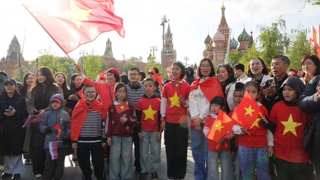 Kiều bào Việt Nam tại Nga chào đón đoàn Quân đội nhân dân Việt Nam tại Quảng trường Đỏ