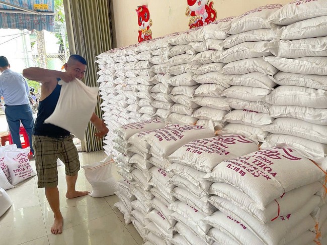 Nhóm thiện nguyện Đà Nẵng tặng người dân Lào ở Kà Lừm 1.200 suất quà