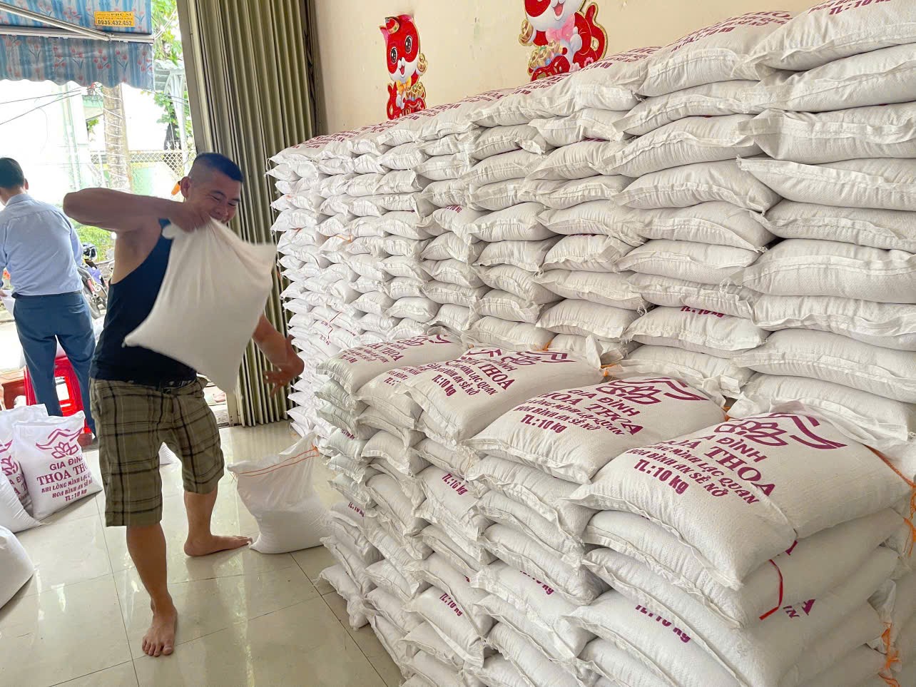 Gạo được tập kết vận chuyển sang huyện Kà Lừm (tỉnh Sê Kông, Lào). (Ảnh: Liên hiệp các tổ chức hữu nghị tỉnh Quảng Nam)