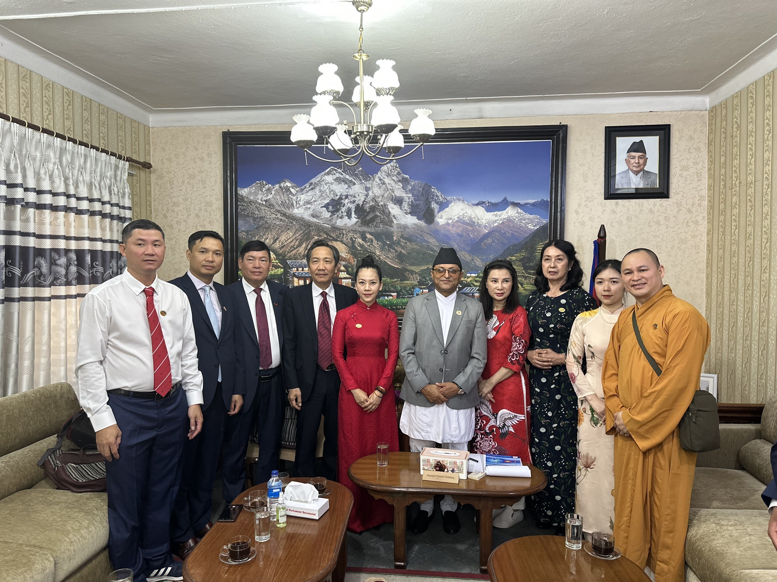 Chủ tịch Quốc hội Nepal Ganesh Prasad Timilsina chụp ảnh lưu niệm cùng đoàn công tác Hội hữu nghị Việt Nam - Nepal, ngày 8/5/2023. (Ảnh: Đức Minh)
