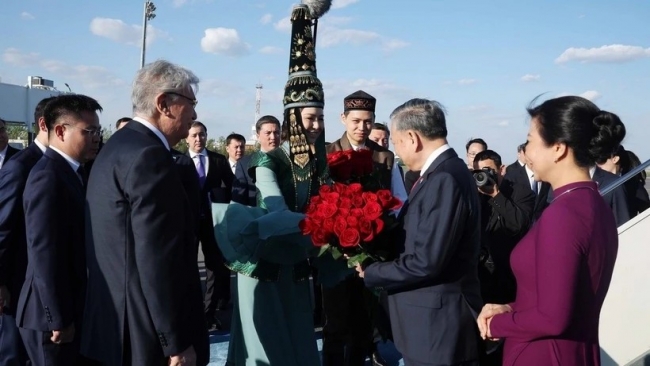 Tổng Bí thư Tô Lâm gặp gỡ cán bộ Đại sứ quán và cộng đồng người Việt Nam tại Kazakhstan