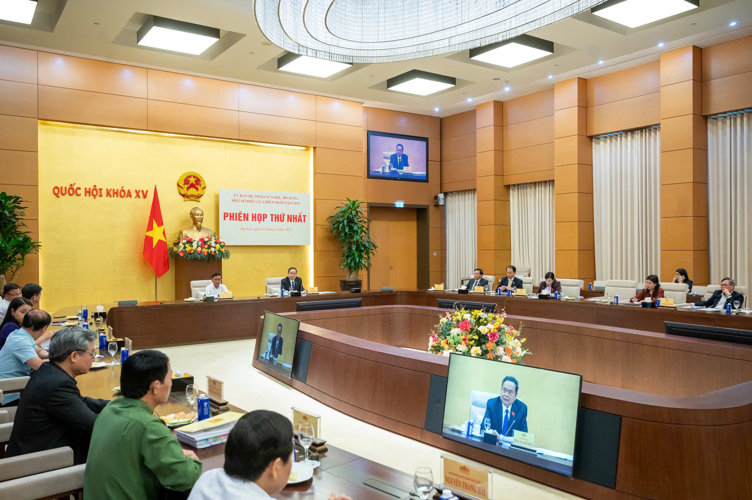 Phiên họp thứ nhất của Ủy ban dự thảo sửa đổi, bổ sung một số điều của Hiến pháp năm 2013. (Ảnh: quochoi.vn)