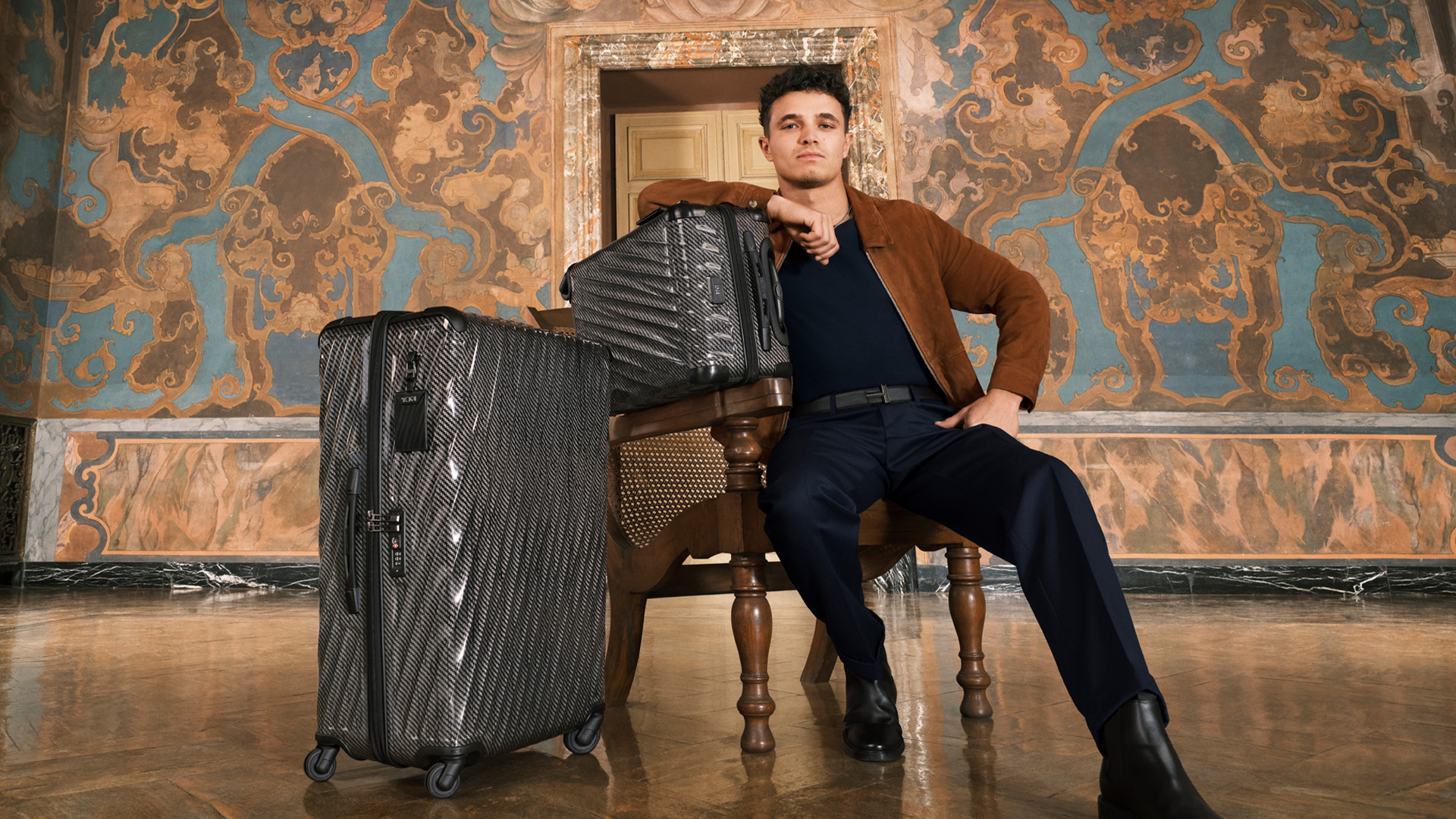 Lando Norris với vali 19 Degree Lite International Carry-On và Extended Trip màu Black Graphite
