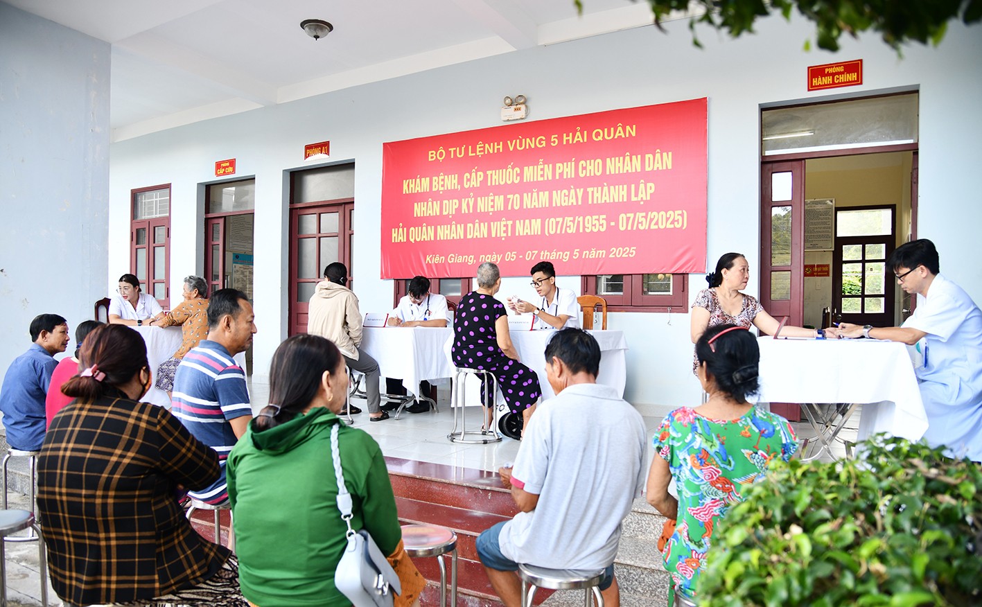 Hải quân Vùng 5 khám bệnh, cấp thuốc miễn phí cho người dân Phú Quốc