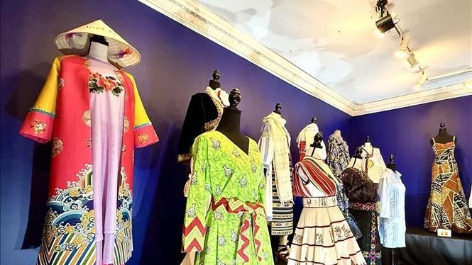 Áo dài Nhật Bình kể chuyện văn hóa Việt tại sự kiện thời trang quốc tế