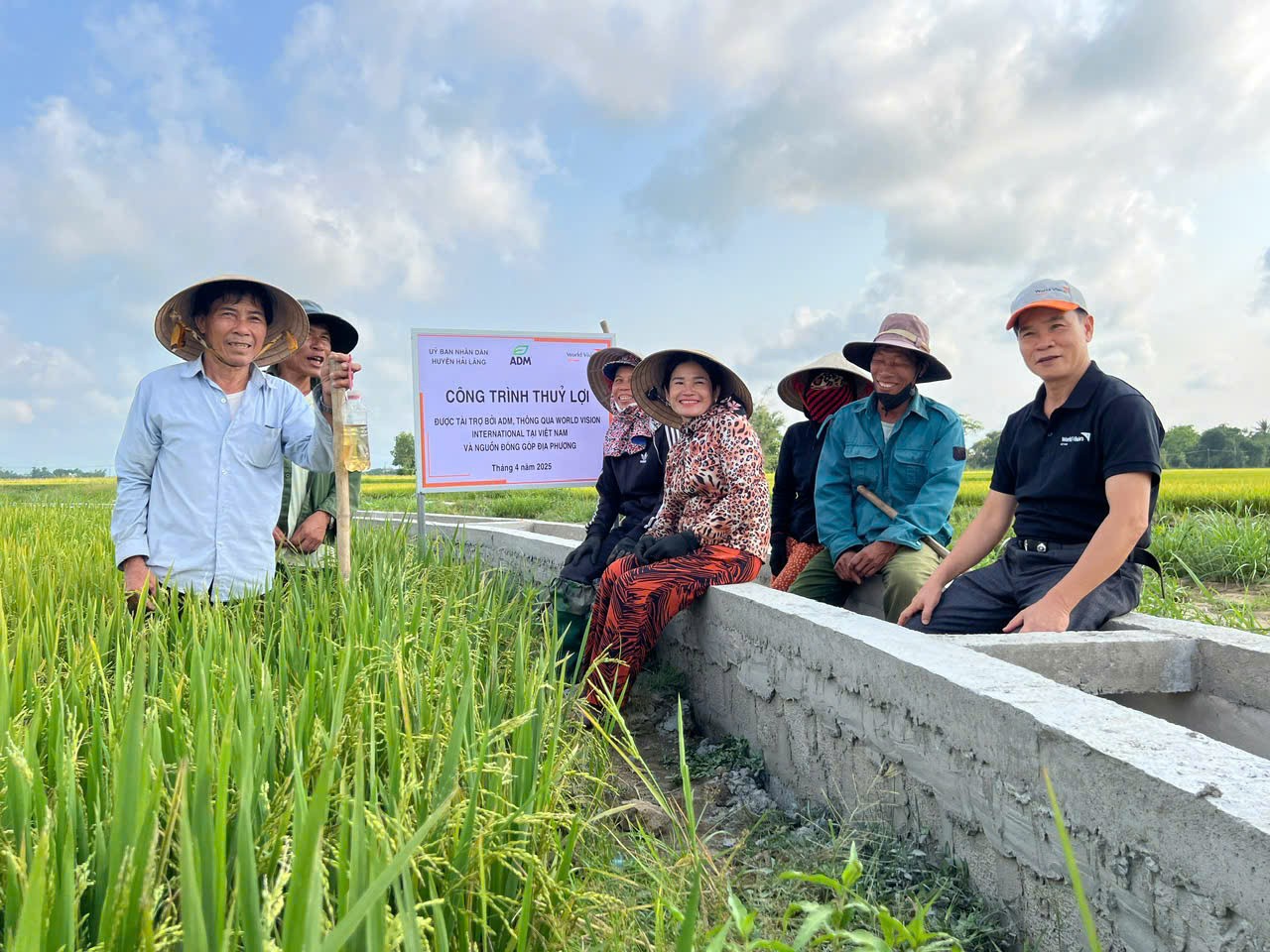 Nhân viên World Vision International tại Việt Nam  tới thăm địa bàn triển khai dự án và cộng đồng