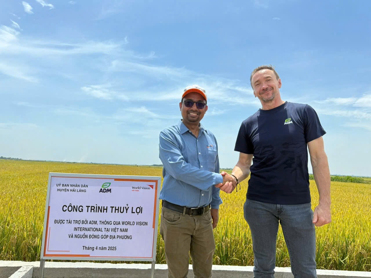 Ông Gerald Wilflingseder – Chủ tịch Chi nhánh Dinh dưỡng vật nuôi Khu vực Châu Á Thái Bình Dương của ADM và ông Stanislaus Rozario – Giám đốc Tài chính và Dịch vụ hỗ trợ của World Vision International tại Việt Nam thăm địa bàn triển khai dự án.