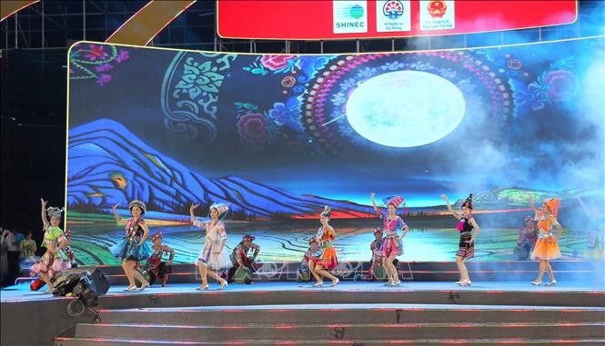 Tiết mục biểu diễn “Lời hẹn cùng Quảng Tây xinh đẹp” của các nghệ sĩ Trung Quốc. 