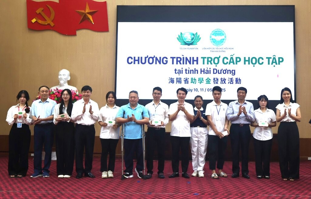 Đại diện lãnh đạo Liên hiệp các tổ chức hữu nghị tỉnh và tổ chức Tzu Chi trao học bổng cho sinh viên tại Hải Dương. Ảnh: Cổng TTĐT tỉnh Hải Dương