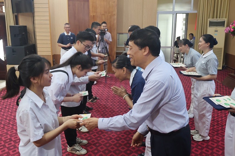 Khoản hỗ trợ học tập được trao bằng tiền mặt một lần cho học sinh, sinh viên. Ảnh: Cổng TTĐT tỉnh Hải Dương