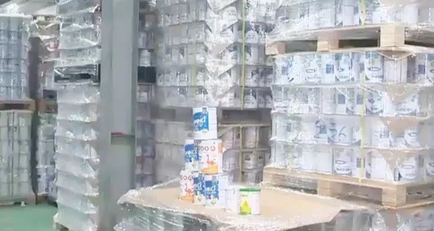 Đầu tháng 4/2025, cơ quan chức năng đã triệt phá một đường dây sản xuất và tiêu thụ sữa bột giả với quy mô lớn, liên quan đến 573 nhãn hiệu khác nhau.