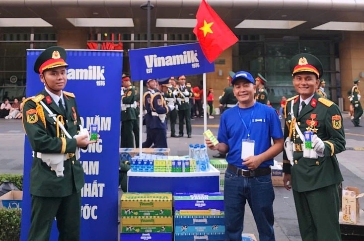 Từ sáng sớm 30/4, đội ngũ Vinamilk đã sẵn sàng tiếp ứng các sản phẩm sữa và nước đóng chai cho lực lượng trước giờ diễu hành. Từ sáng sớm 30/4, đội ngũ Vinamilk đã sẵn sàng tiếp ứng các sản phẩm sữa và nước đóng chai cho lực lượng trước giờ diễu hành.