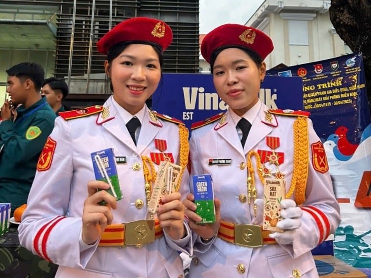 Các chiến sĩ thích thú khi thử sản phẩm mới của Vinamilk là sữa tươi Green Farm rất ít đường và sữa 9 hạt Vinamilk. Các chiến sĩ thích thú khi thử sản phẩm mới của Vinamilk là sữa tươi Green Farm rất ít đường và sữa 9 hạt Vinamilk.