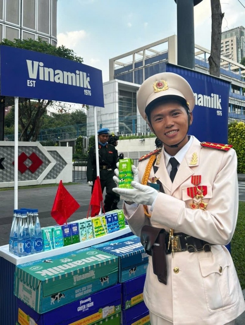 Niềm vui rạng ngời của các anh lính trẻ trước giờ diễu binh chính thức mừng kỷ niệm 50 năm Giải phóng miền Nam, thống nhất đất nước và được tiếp thêm dinh dưỡng từ Vinamilk. Niềm vui rạng ngời của các anh lính trẻ trước giờ diễu binh chính thức mừng kỷ niệm 50 năm Giải phóng miền Nam, thống nhất đất nước và được tiếp thêm dinh dưỡng từ Vinamilk.