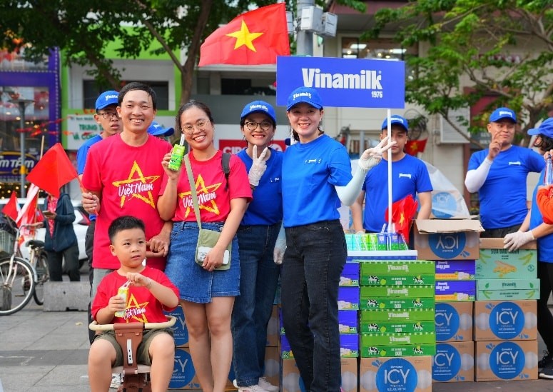 Không chỉ tiếp ứng cho lực lượng diễu binh, Vinamilk cũng trao tặng sản phẩm, hòa chung niềm hân hoan của người dân mừng đại lễ. Không chỉ tiếp ứng cho lực lượng diễu binh, Vinamilk cũng trao tặng sản phẩm, hòa chung niềm hân hoan của người dân mừng đại lễ.