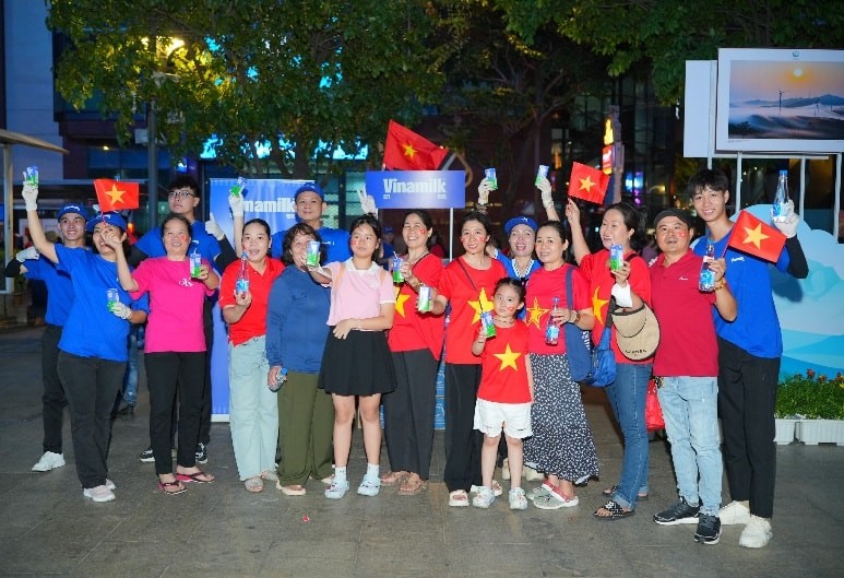 Vinamilk có mặt dọc tuyến đường Nguyễn Huệ, bến Bạch Đằng suốt 2 ngày 29 và 30/4. Vinamilk có mặt dọc tuyến đường Nguyễn Huệ, bến Bạch Đằng suốt 2 ngày 29 và 30/4.