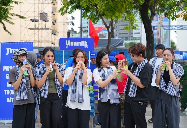 Người dân dù lứa tuổi nào, thế hệ, nghề nghiệp nào cũng đều hòa mình hân hoan kỷ niệm ngày đại thắng, thống nhất non sông. Thu Thảo (24 tuổi, ngụ TP Hồ Chí Minh) cho biết đây là lần đầu tiên được đón mừng dịp lễ lớn như vậy, cảm giác “cắm trại” giữa biển người, ai cũng chung một niềm vui, tự hào về đất nước khiến cô càng cảm thấy rõ nét hơn tinh thần dân tộc, tình yêu nước để trưởng thành và có trách nhiệm hơn với quê. Người dân dù lứa tuổi nào, thế hệ, nghề nghiệp nào cũng đều hòa mình hân hoan kỷ niệm ngày đại thắng, thống nhất non sông. Thu Thảo (24 tuổi, ngụ TP Hồ Chí Minh) cho biết đây là lần đầu tiên được đón mừng dịp lễ lớn như vậy, cảm giác “cắm trại” giữa biển người, ai cũng chung một niềm vui, tự hào về đất nước khiến cô càng cảm thấy rõ nét hơn tinh thần dân tộc, tình yêu nước để trưởng thành và có trách nhiệm hơn với quê.