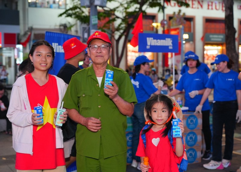 Người ông cựu chiến binh dắt cháu đi chơi lễ và cũng để truyền đạt đến các cháu một giai đoạn lịch sử hào hùng và lòng biết ơn thế hệ cha ông. Người ông cựu chiến binh dắt cháu đi chơi lễ và cũng để truyền đạt đến các cháu một giai đoạn lịch sử hào hùng và lòng biết ơn thế hệ cha ông.