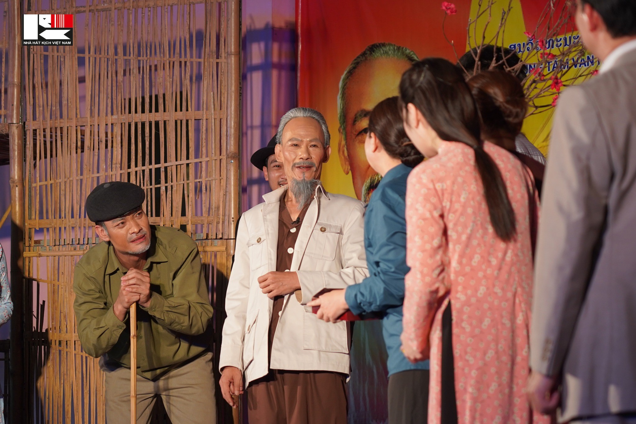 Sân khấu Lào kể chuyện Bác Hồ