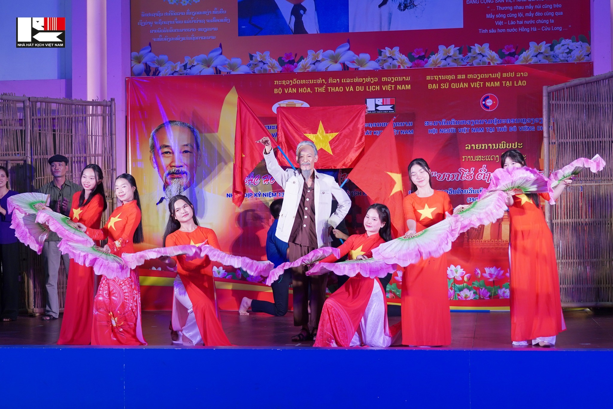 Sân khấu Lào kể chuyện Bác Hồ