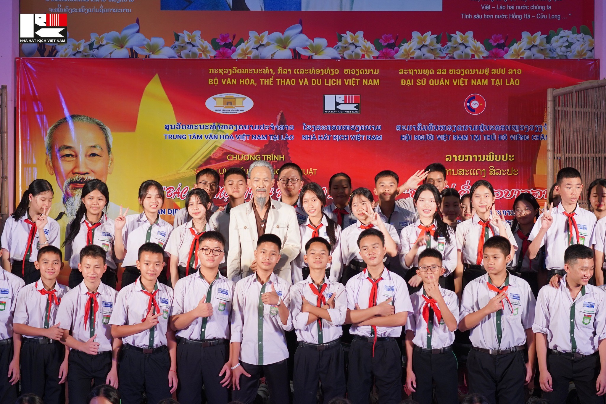 Sân khấu Lào kể chuyện Bác Hồ