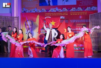 Sân khấu Lào kể chuyện Bác Hồ