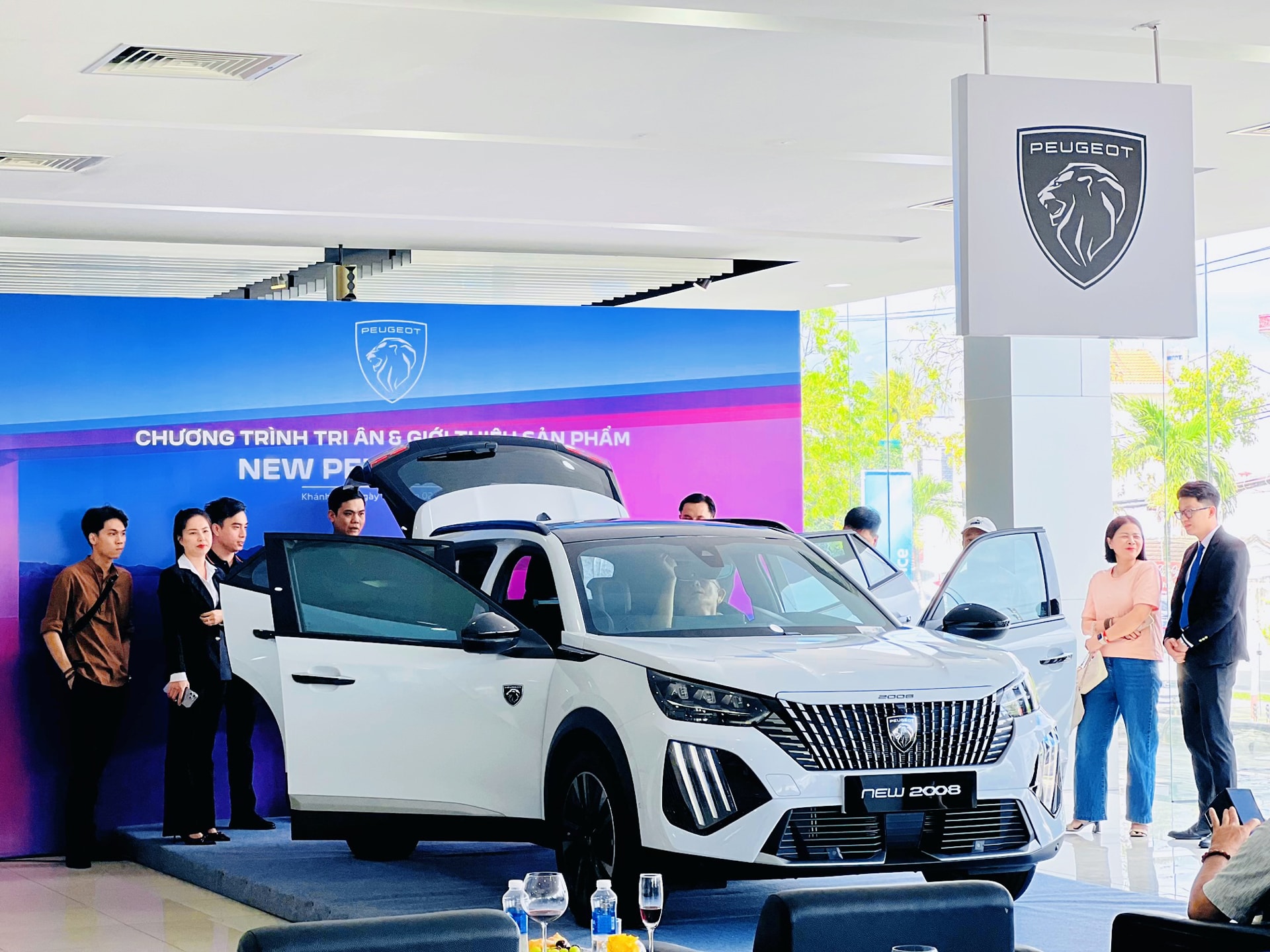 Khách hàng tham quan và trải nghiệm New Peugeot 2008 4