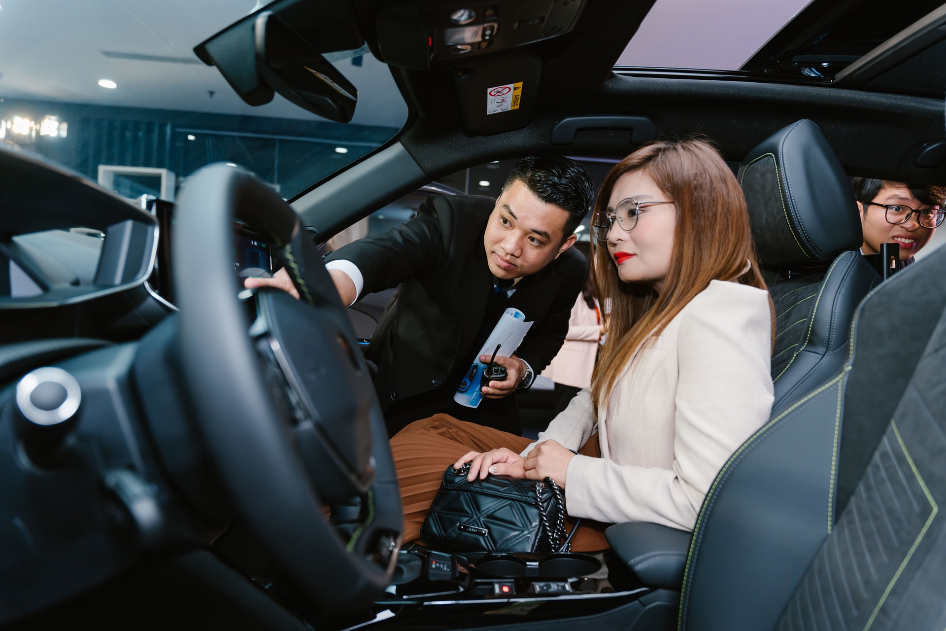 Khách hàng trải nghiệm các tính năng nổi bật trên New Peugeot 2008 5