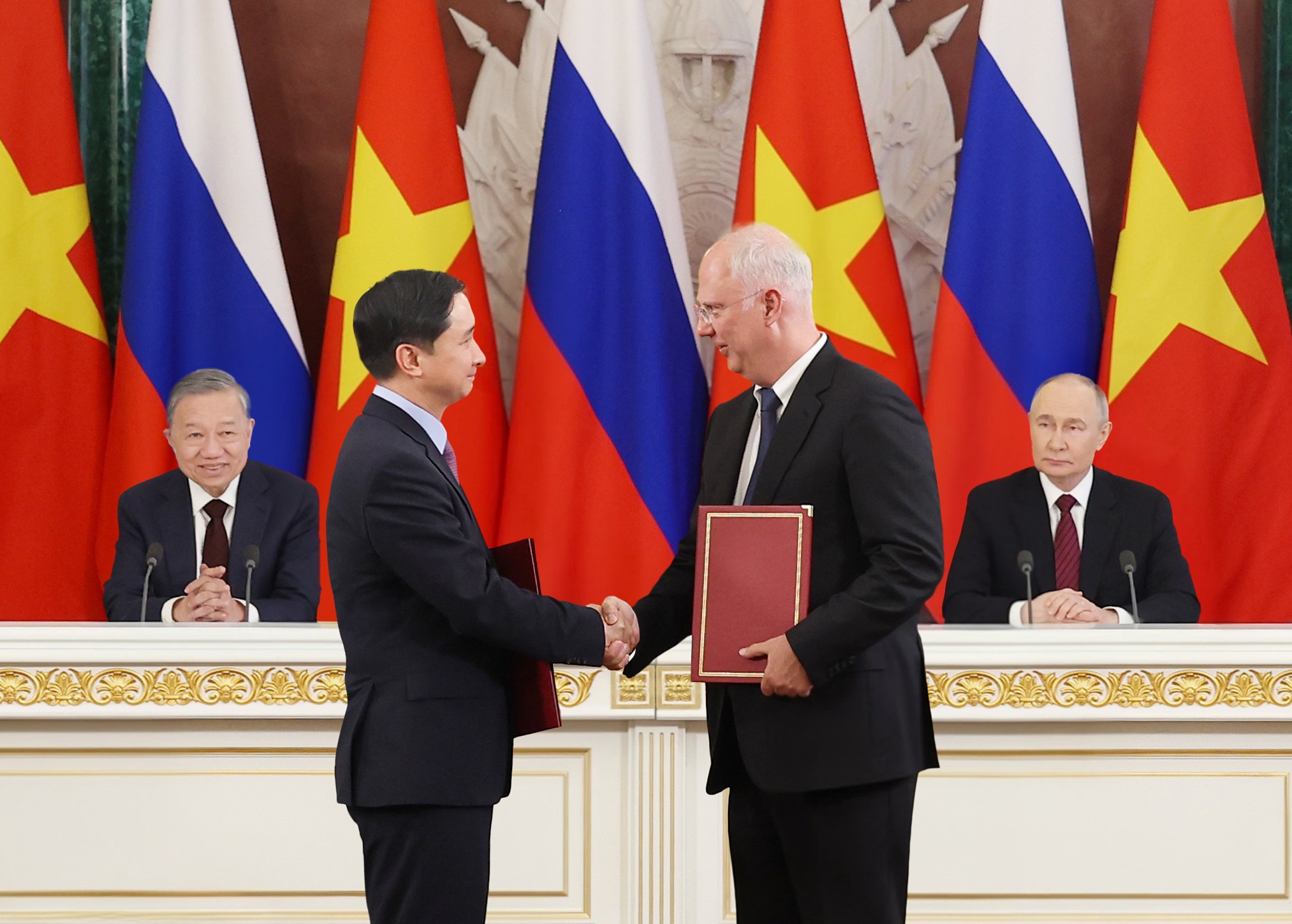 Ông Kirill Dmitriev, Đại diện đặc biệt của Tổng thống Nga về kinh tế và đầu tư nước ngoài, Tổng Giám đốc Quỹ Đầu tư Trực tiếp Nga (RDIF) đại diện phía Nga trao đổi văn kiện hợp tác với ông Ngô Chí Dũng, Chủ tịch kiêm Tổng Giám đốc Công ty Vắc xin VNVC trước sự chứng kiến của Tổng thống Nga Putin và Tổng Bí thư Tô Lâm. Ảnh: Hoàng Thống Nhất
