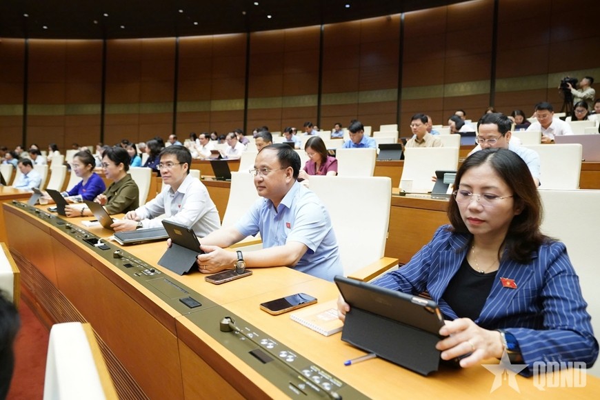  Các đại biểu Quốc hội sử dụng thiết bị công nghệ trong quá trình sử dụng tài liệu và tương tác trên môi trường số. (Ảnh: Báo Quân đội nhân dân)