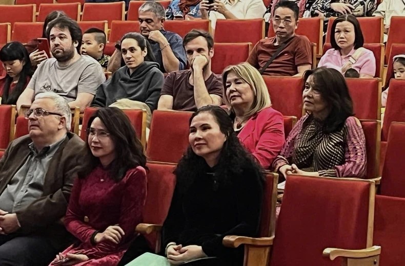 Khán giả chăm chú theo dõi bộ phim “Đừng đốt” trong đêm công chiếu. (Ảnh: Đại sứ quán Việt Nam tại Hy Lạp)