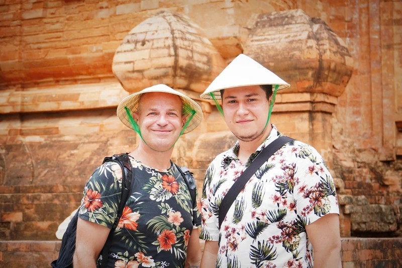 Du khách nước ngoài đến Nha Trang check-in tại tháp bà Ponagar