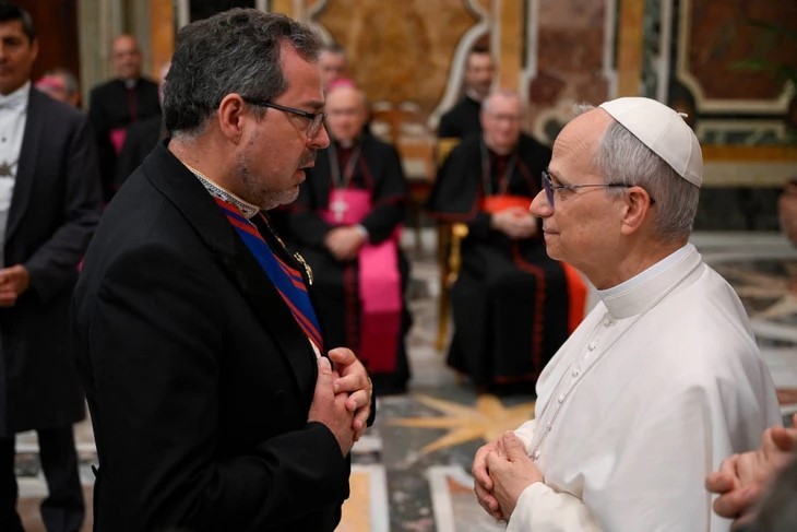 Giáo hoàng Leo XIV tiếp các nhà ngoại giao tại Vatican ngày 16-5 - Ảnh: AFP