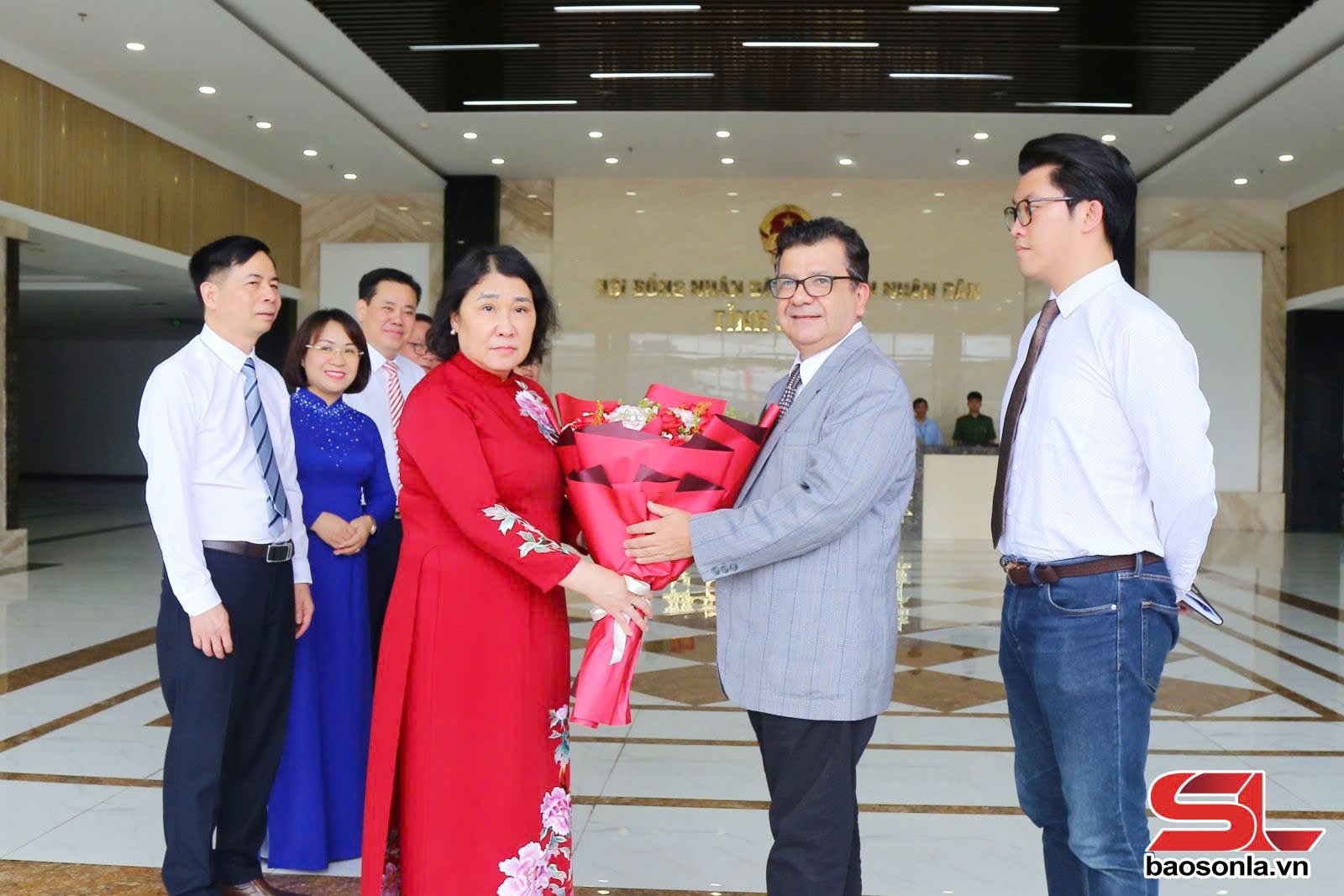 Đại sứ đặc mệnh toàn quyền nước Cộng hòa Chile tại Việt Nam chào xã giao tỉnh Sơn La