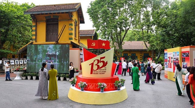 Hình tượng Hồ Chí Minh qua tư liệu và sáng tác nghệ thuật