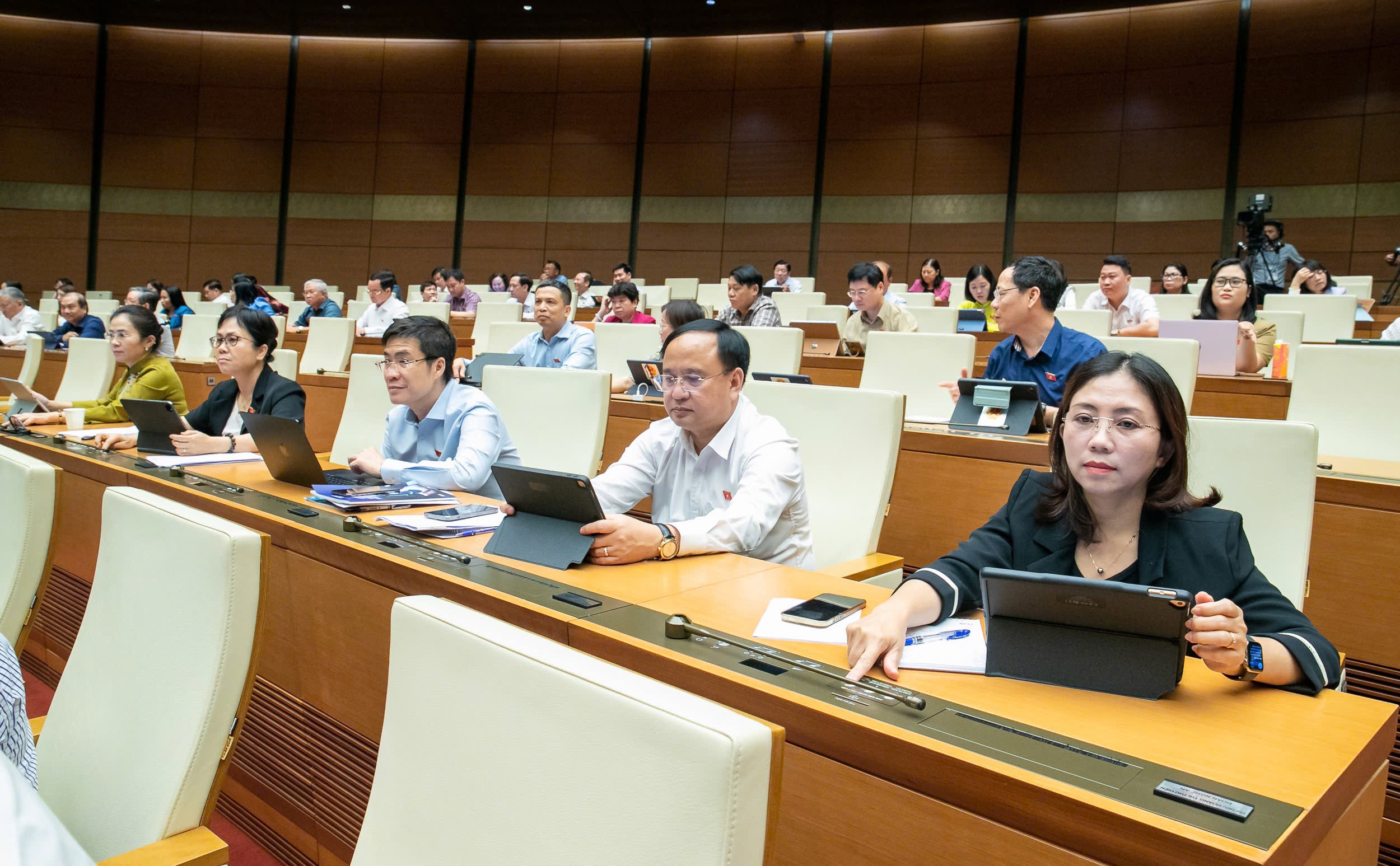 Đại biểu Quốc hội bấm nút biểu quyết thông qua Nghị quyết về một số cơ chế, chính sách đặc biệt phát triển kinh tế tư nhân. (Ảnh: quochoi.vn)
