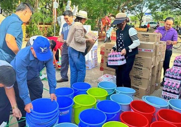 Đoàn từ thiện chuẩn bị quà cho  người dân có hoàn cảnh khó khăn tại tỉnh Kampong Thom, Vương quốc Campuchia. (Ảnh: Sở Ngoại vụ tỉnh Bình Phước)