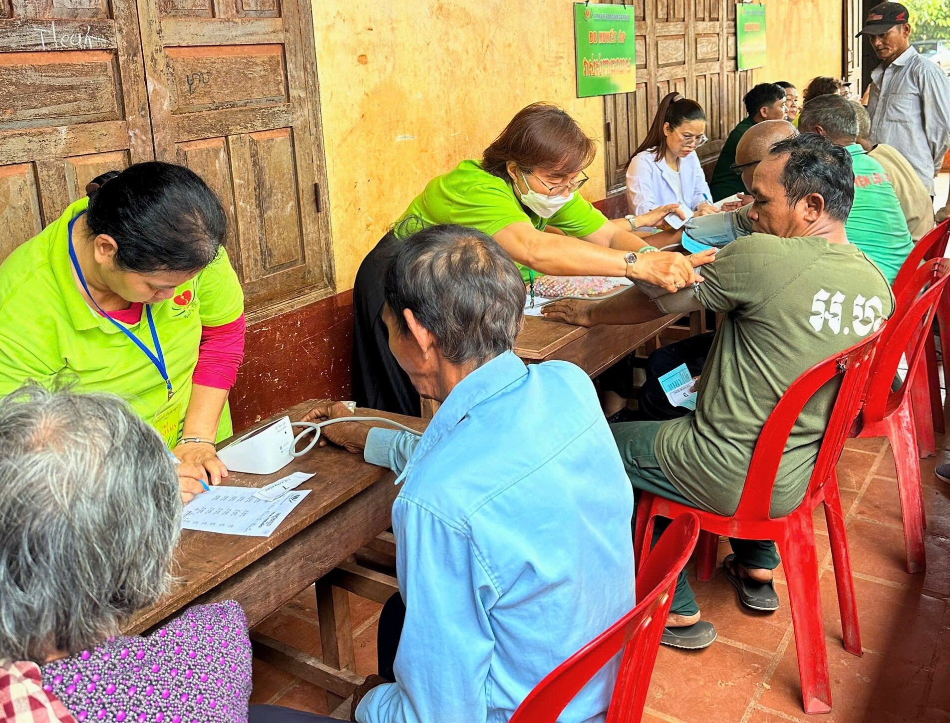 Hội hữu nghị Việt Nam – Campuchia tổ chức hoạt động nhân đạo tại tỉnh Taboung Khmum, Vương quốc Campuchia, tháng 4/2025. (Ảnh: Sở Ngoại vụ tỉnh Bình Phước)