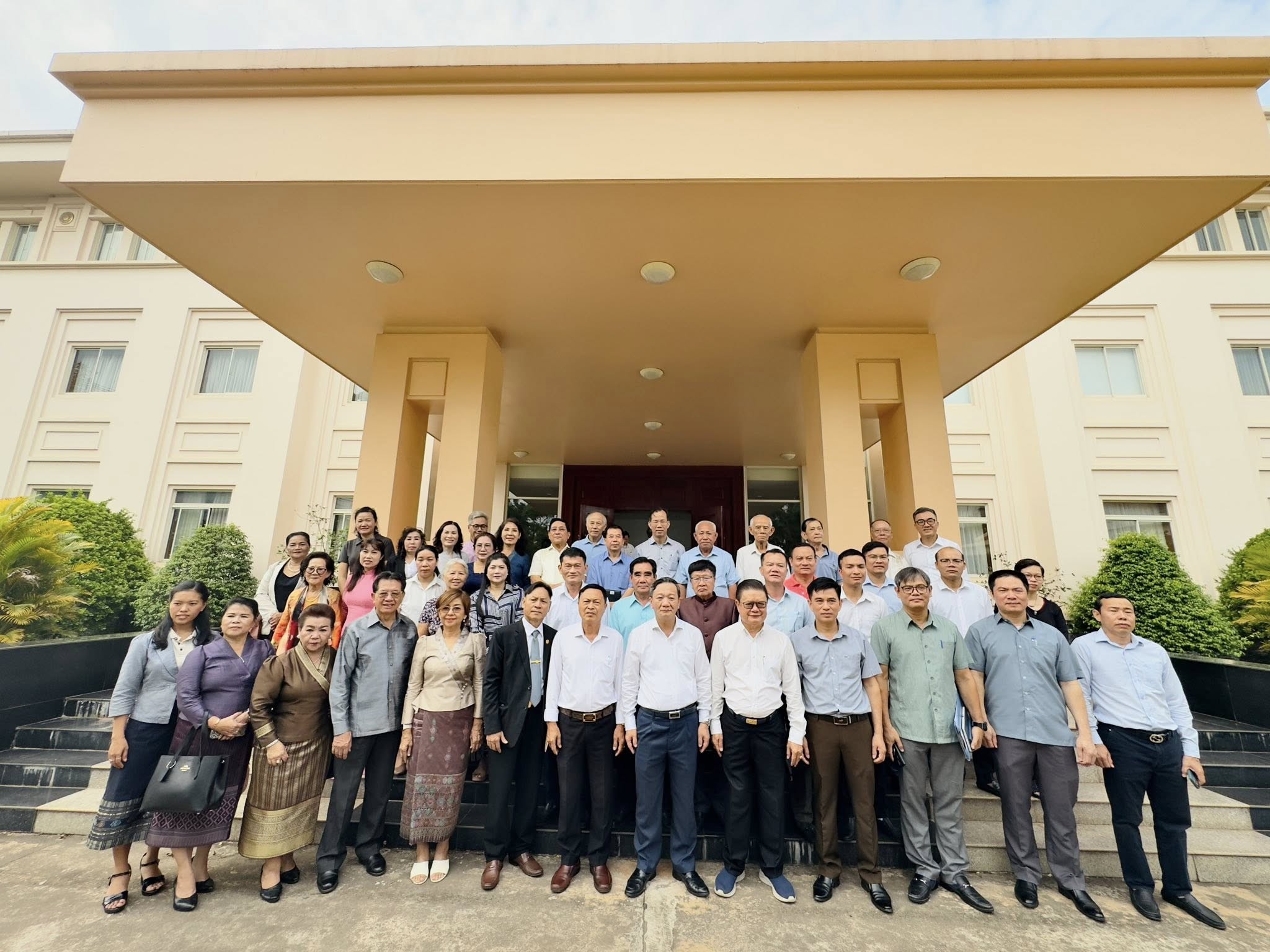 Các đại biểu tham dự Hội nghị chụp ảnh lưu niệm. (Ảnh: Đại sứ quán Việt Nam tại Lào)