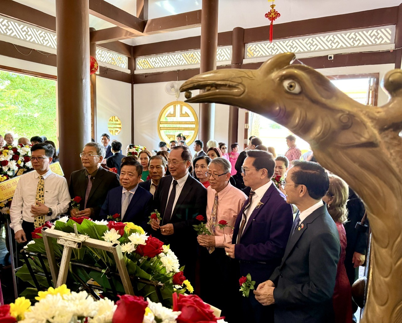 Chủ tịch Hội hữu nghị Việt Nam - Thái Lan Nguyễn Văn Thành và Đoàn công tác dâng hương tại Khu tưởng niệm Chủ tịch Hồ Chí Minh (bản Mạy, huyện Mương, tỉnh Nakhon Phanom, Thái Lan). (Ảnh: Anh Tuấn)