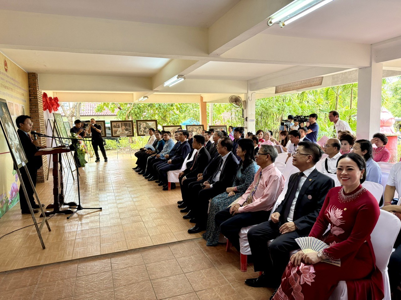 Các đại biểu dự Triển lãm ảnh Tấm lòng của họa sĩ Việt Kiều Đào Trọng Lý với Bác Hồ
